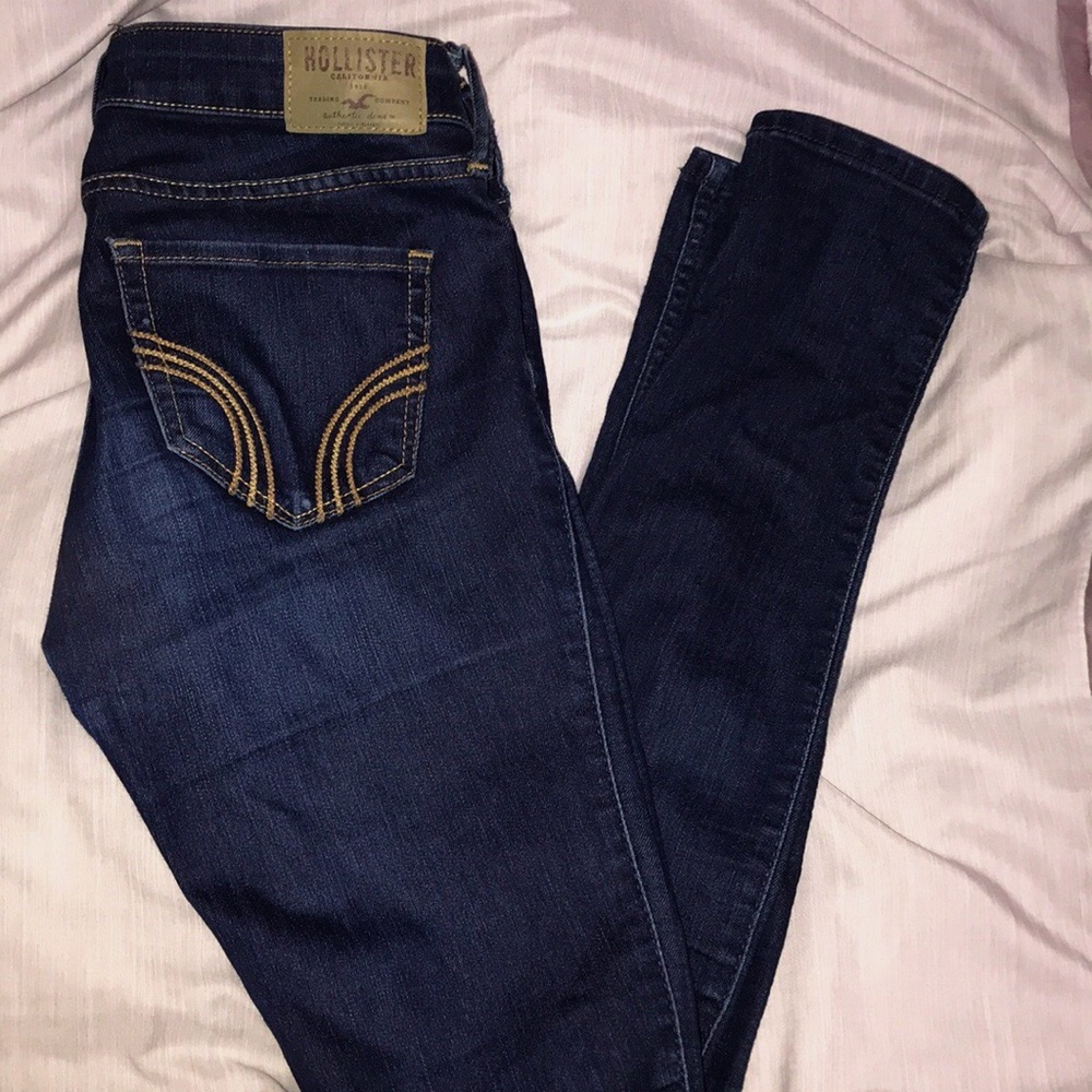 Dark wash Hollister Skinny Jeans!